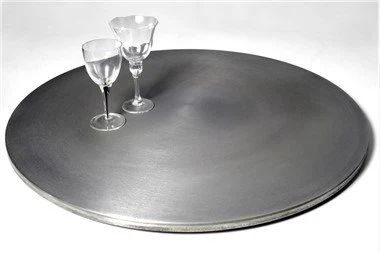 Glassware fanm k'ap pile wou