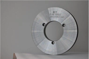 Bò fenèt fanm k'ap pile wou